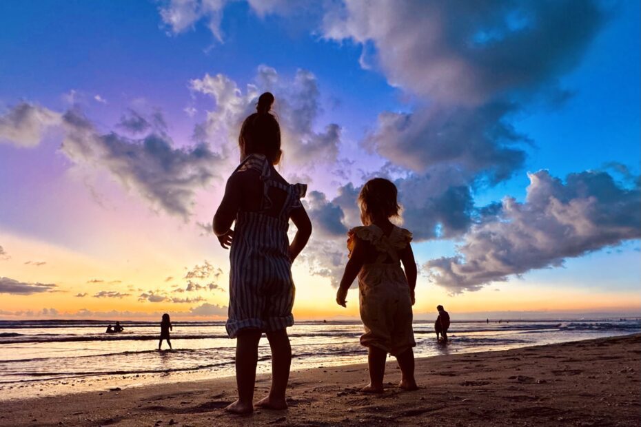 Kinderen kijken naar zonsondergang bij Kuta, tijdens een rondreis van 2 weken door Bali met kinderen