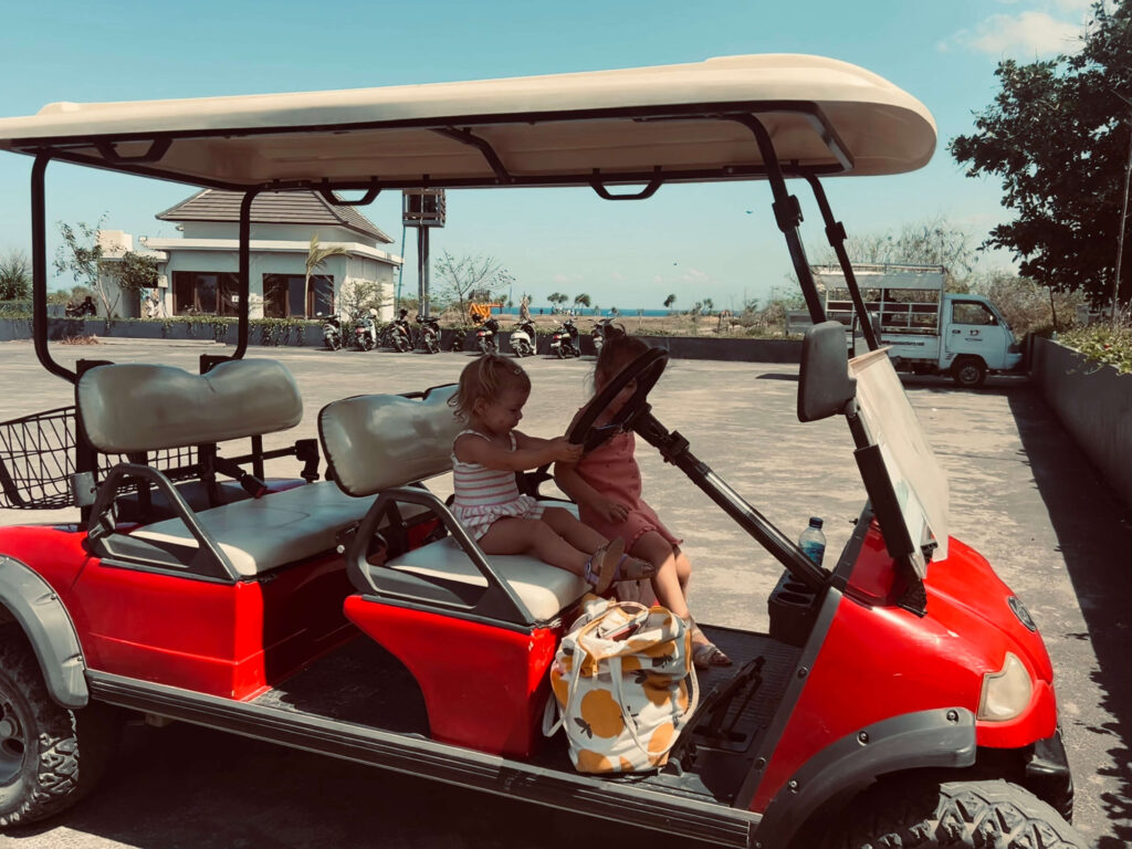 Kinderen zitten op een golfkarretje op Nusa Lembongan, Bali