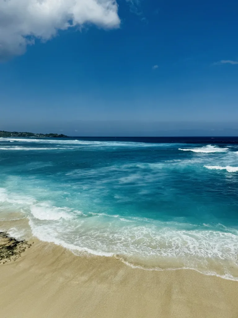Familie geniet van uitzicht van dreambeach op Nusa Lembongan, Bali