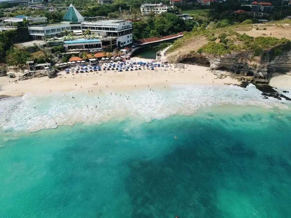 Drone foto van dreamland beach tijdens een bezoek met jonge kinderen op Bali
