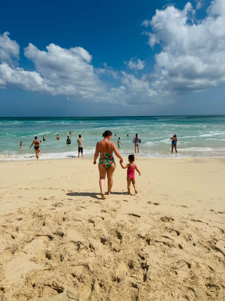 Familie met jonge kinderen (peuter en baby) op dreamland beach, Bali