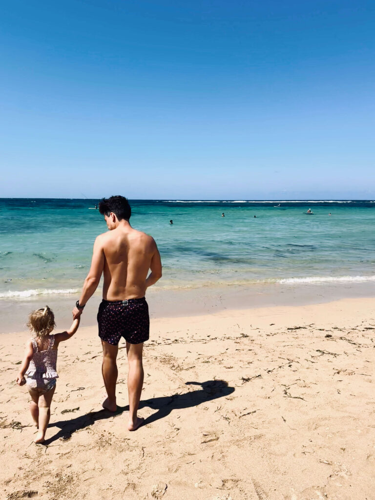 Familie aan het genieten van Mengiat Strand in Nusa Dua, Bali