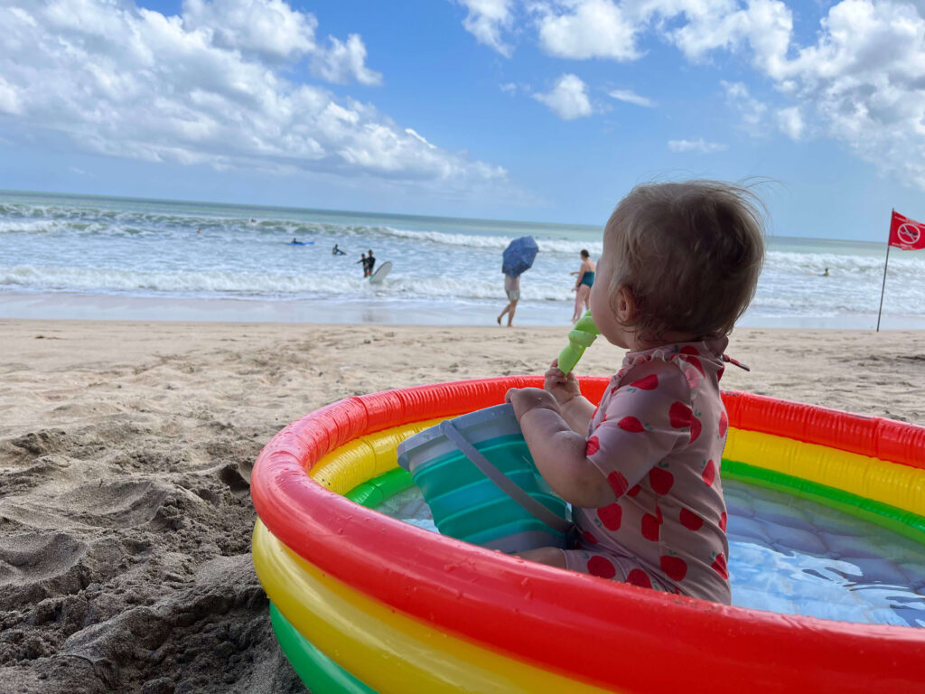 baby in opblaasbaar zwembadje op het strand van Kuta in Bali