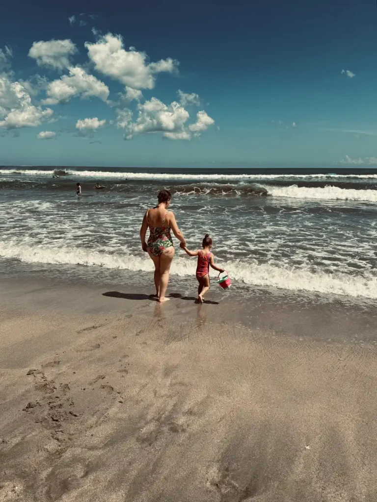 Familie op het strand van Kuta in Bali