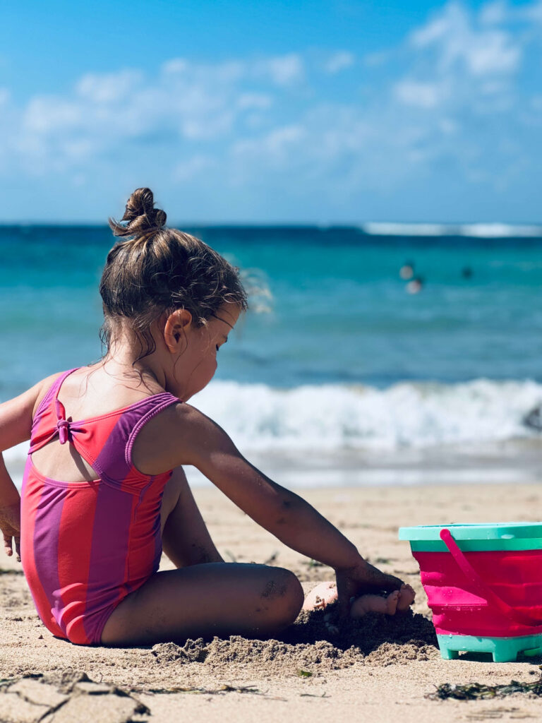 Kleuter aan het spelen met zand op Mengiat beach in Nusa Dua, Bali, het meest kind-vriendelijke strand op Bali