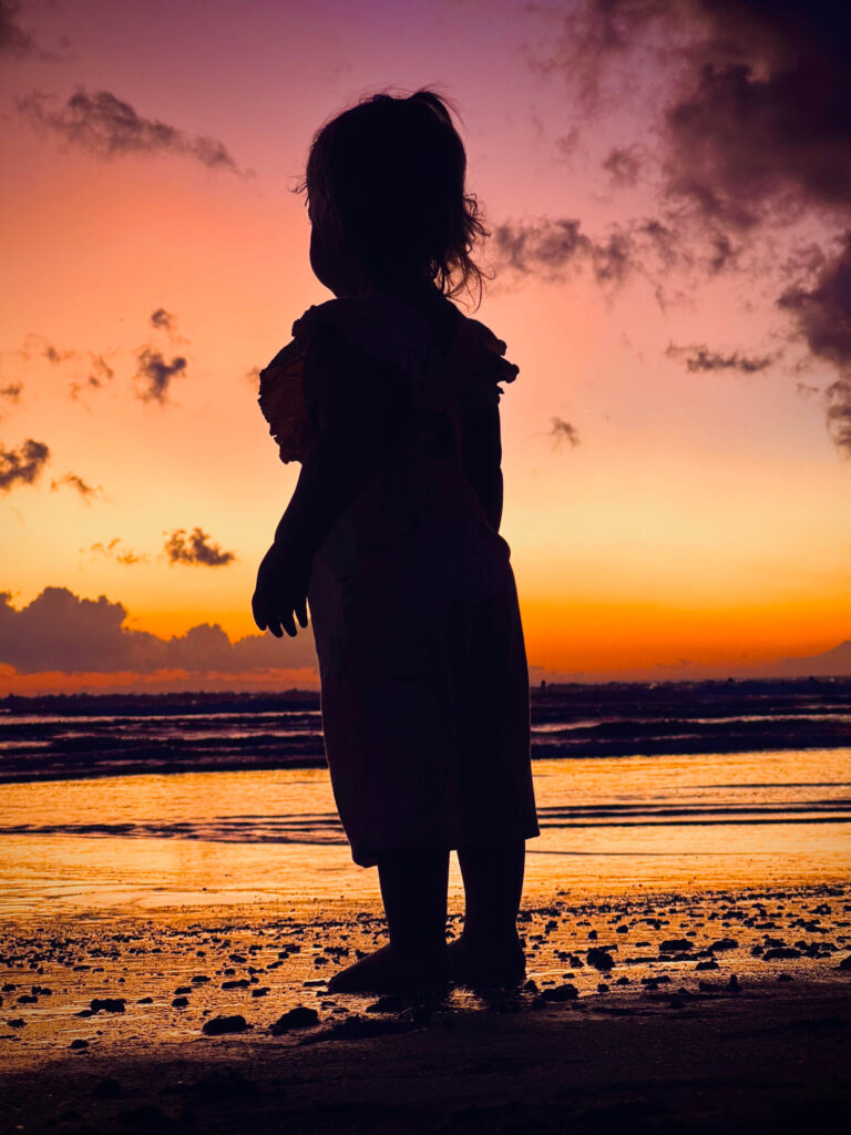 Genieten van zonsondergang tijdens een familievakantie op Bali