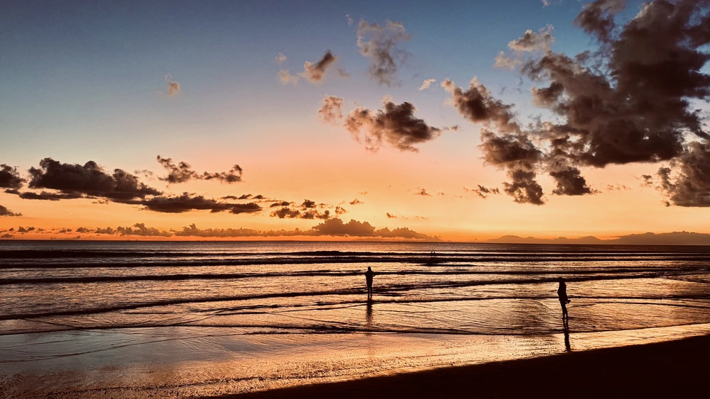 Zonsondergang op het strand van Seminyak met kinderen