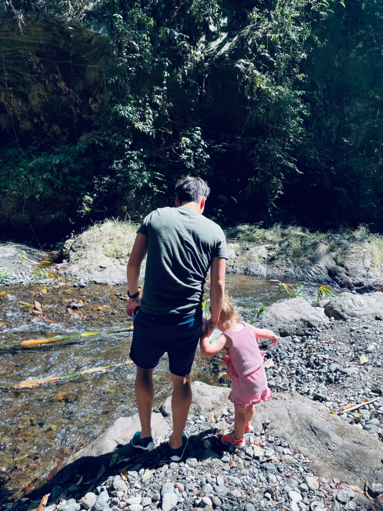 Bezoeken van een waterval met kinderen tijdens een reis naar Bali met kinderen