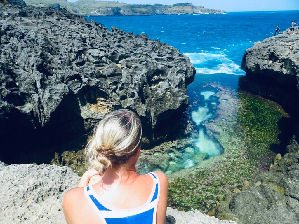 familie op dagtrip naar Nusa Penida, kijken naar angel's billabong