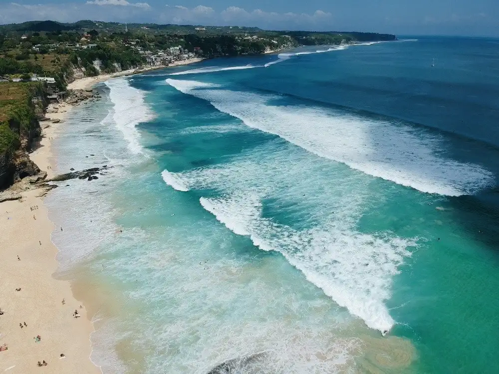Kinderen spelen op Dreamland Beach in Uluwatu