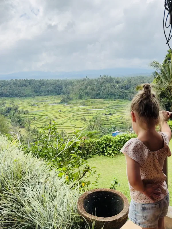Kinderen spelen bij Ohana's speeltuin in Nusa Lembongan, Bali