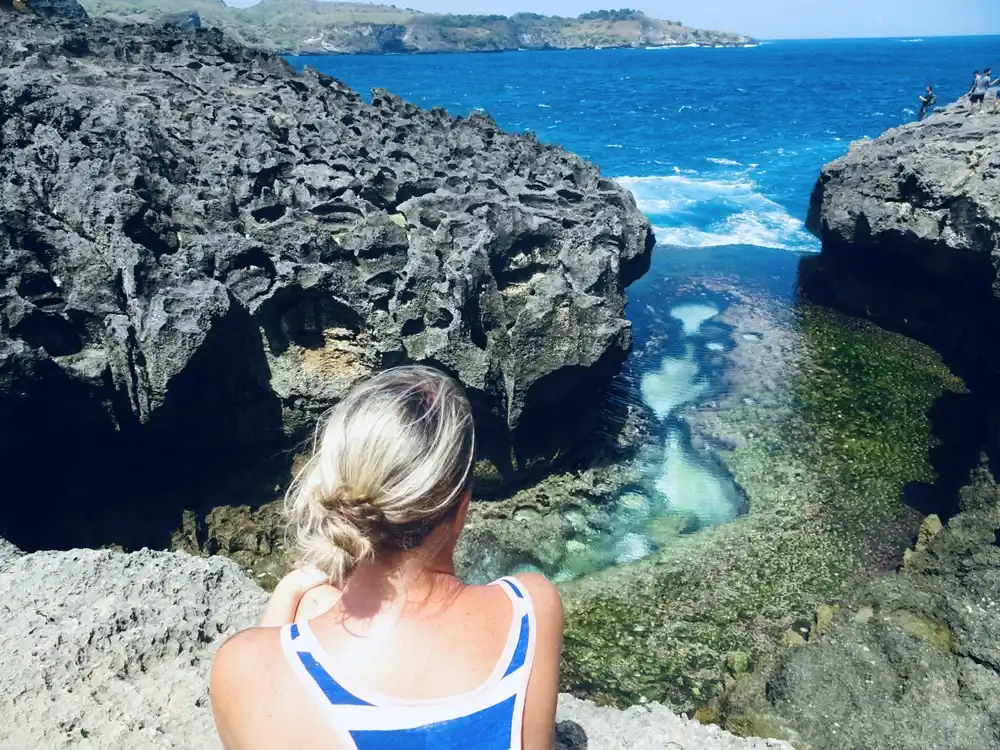 familie op dagtrip naar Nusa Penida, kijken naar angel's billabong