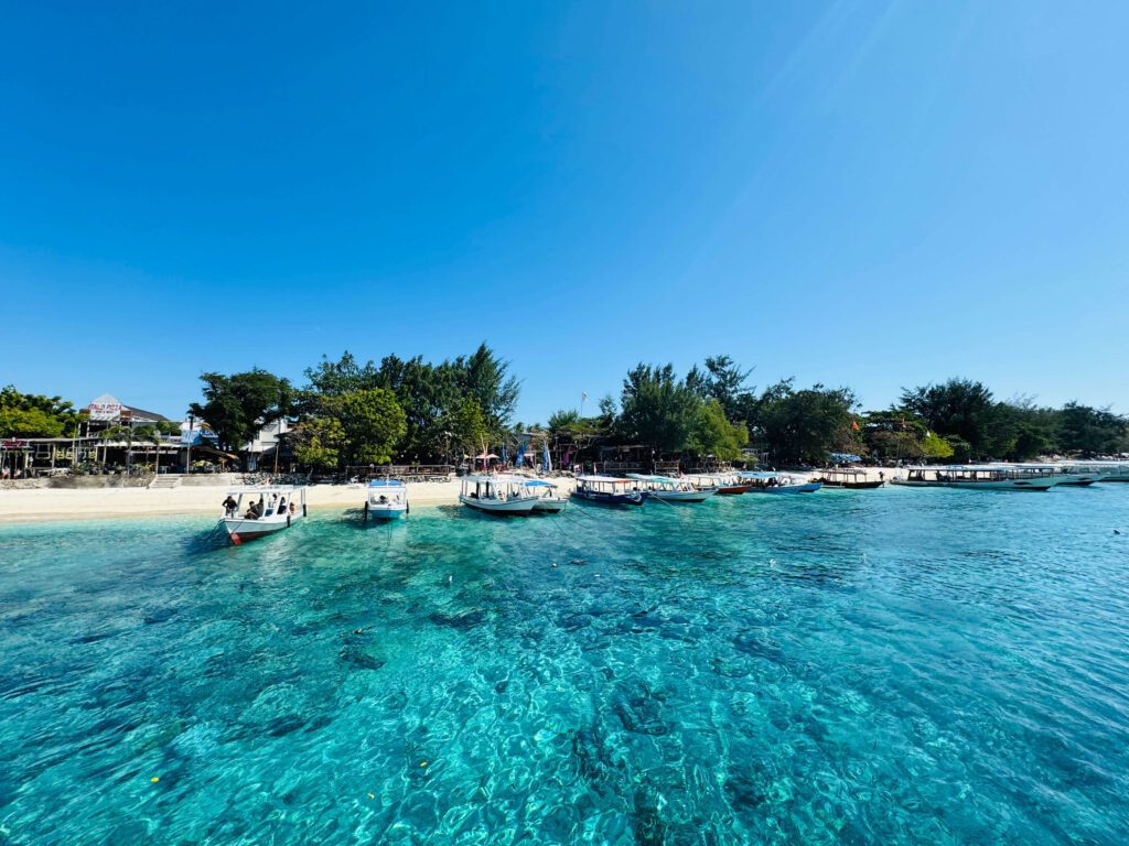 Aankomst op de Gili-eilanden met kinderen op de fastboat