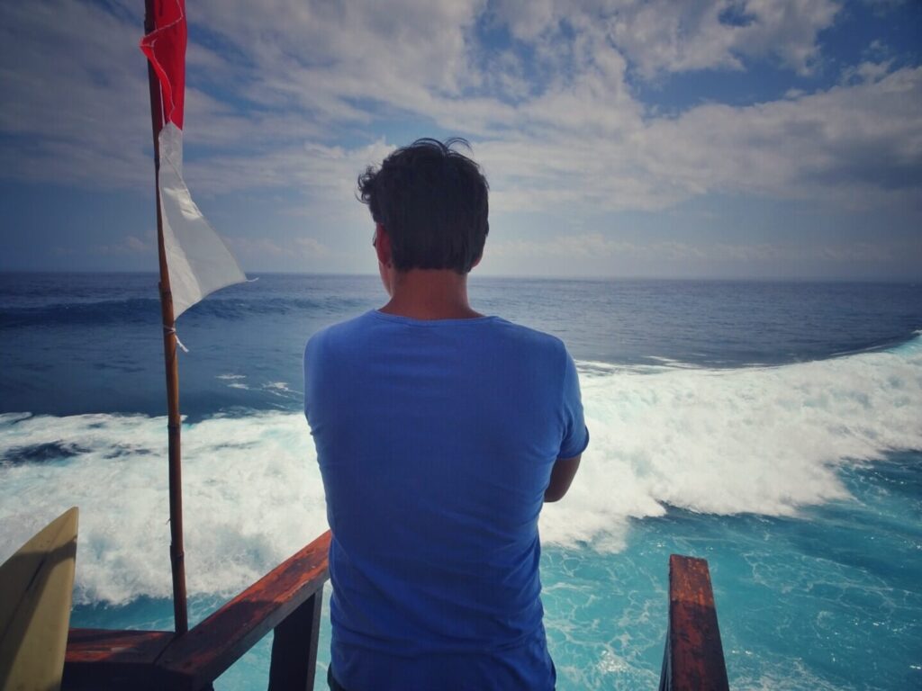 Kijken naar "cliff jump" point op Nusa Ceningan, samen met gezin