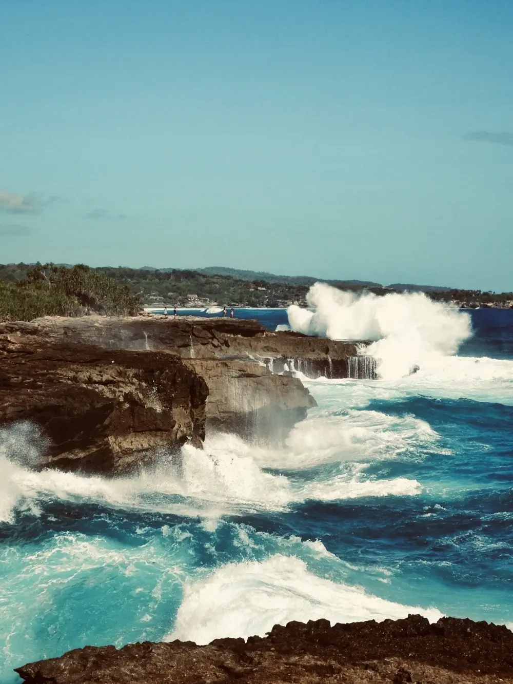 Large waves crashing at Devil's Tears on Nusa Lembongan