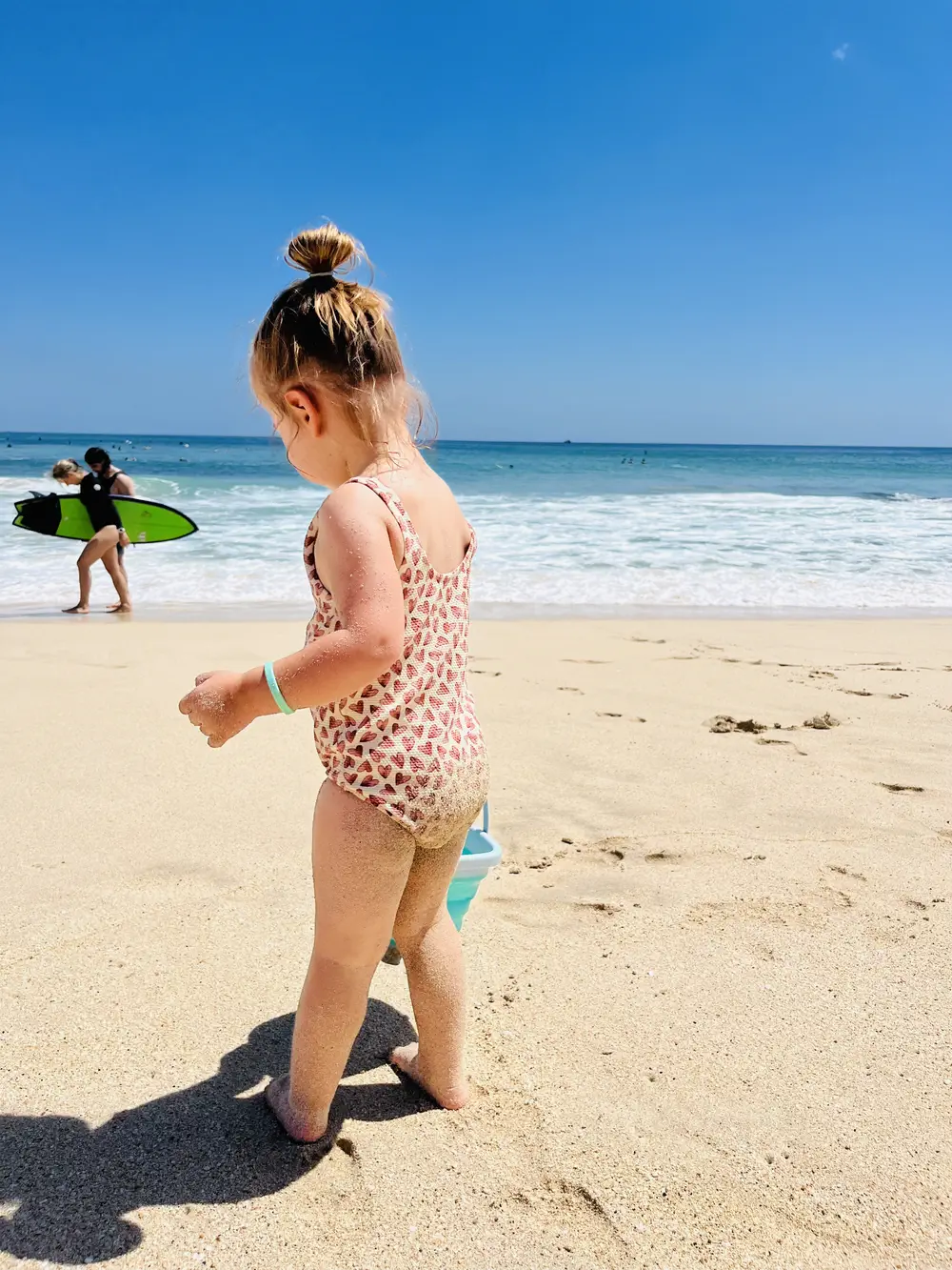 Peuter bezoekt dreamland beach in Uluwatu, Bali