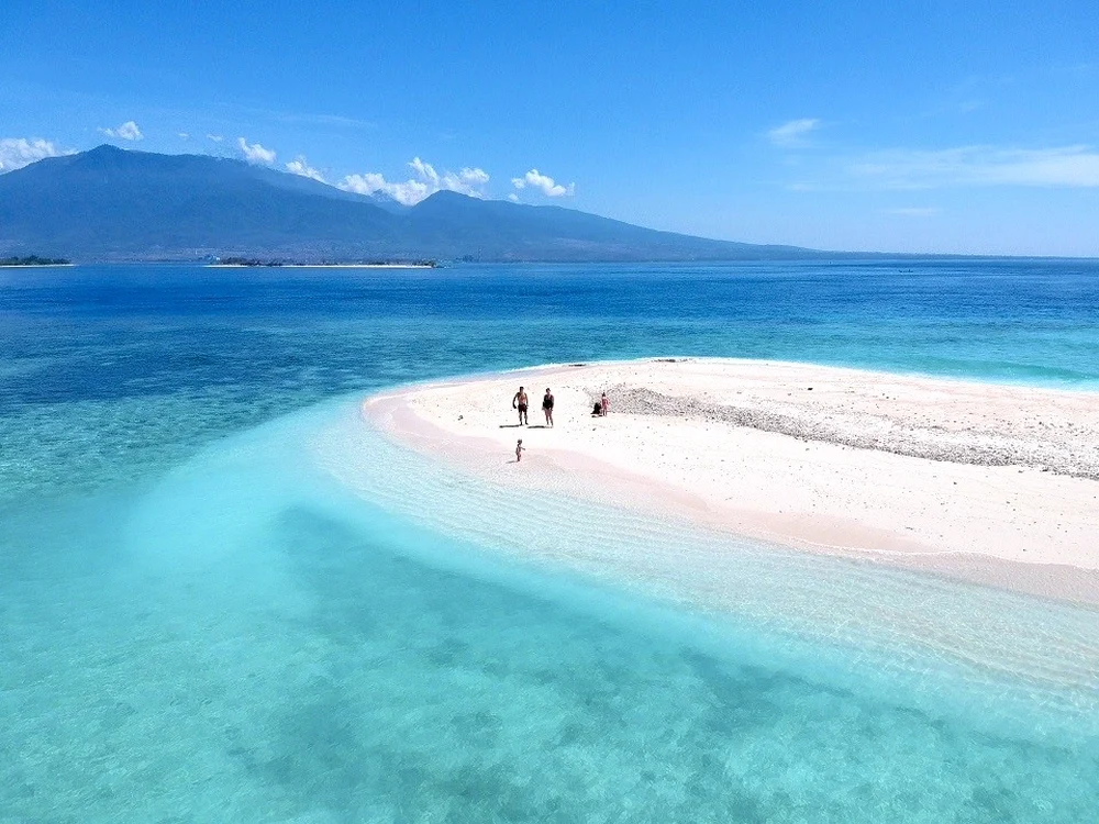 Gili Kondo met kinderen, één van de Secret Gilis in Oost-Lombok