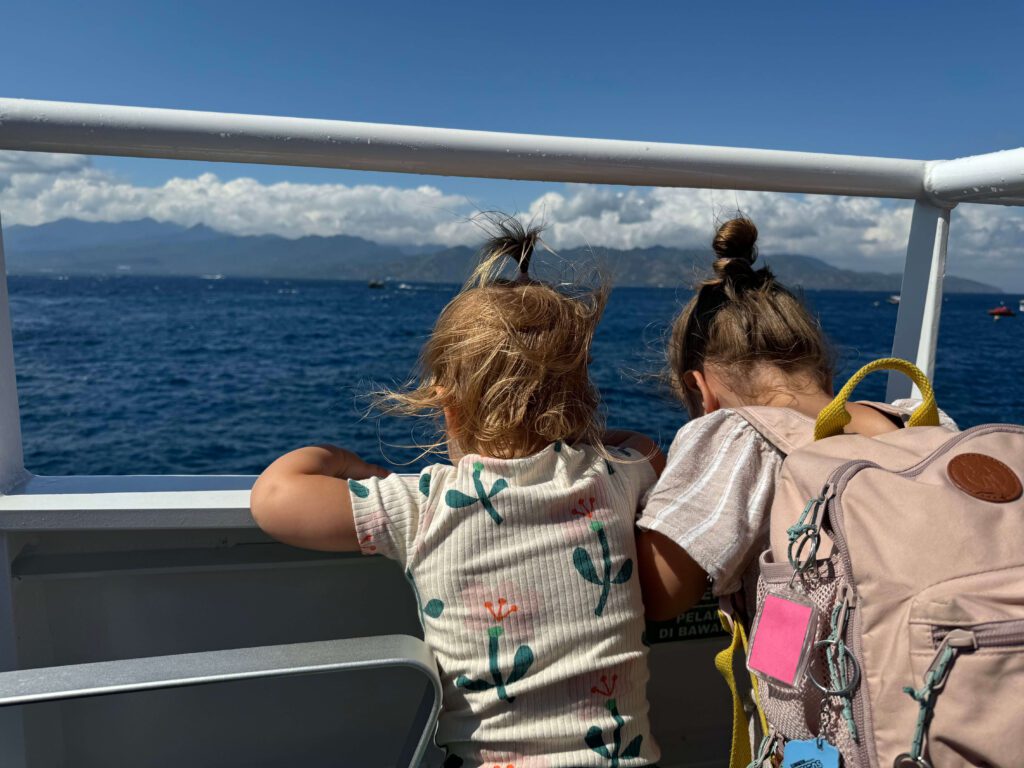 Gezin op fastboat van Bali naar Lombok