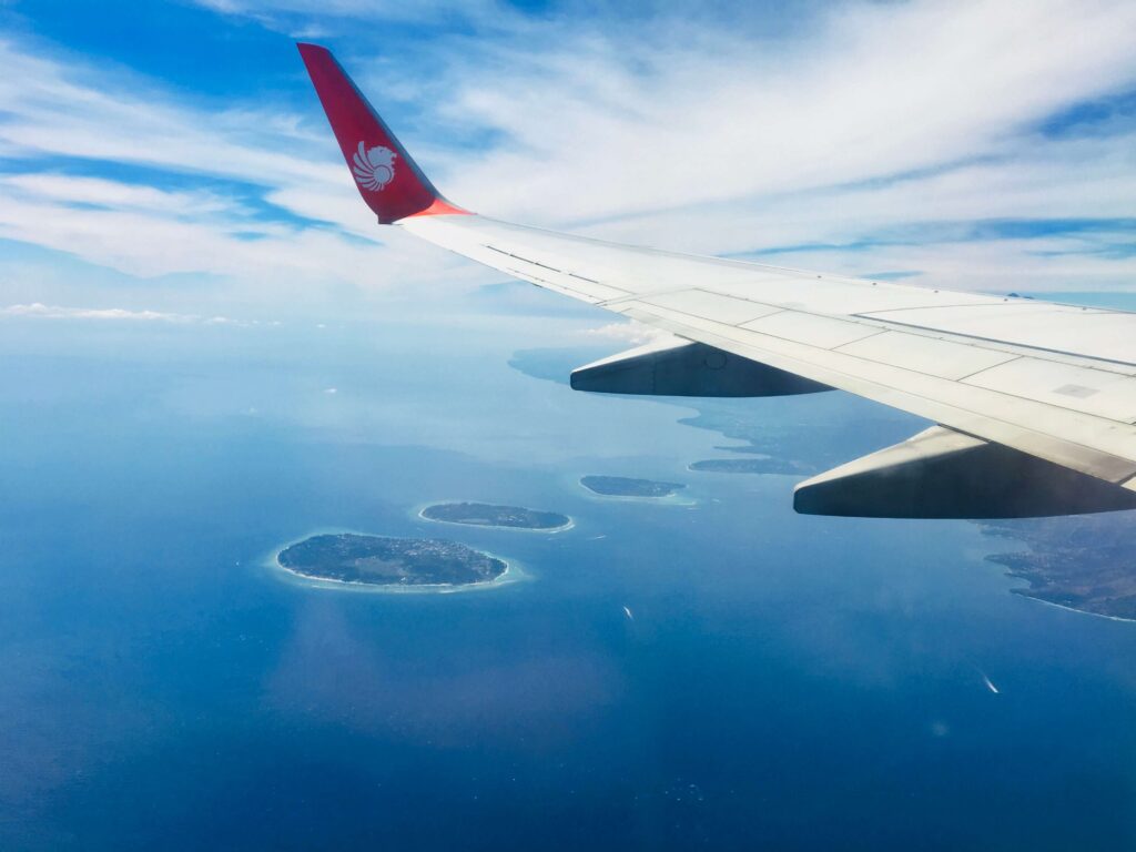 Flying to Lombok with Kids, watching over the Gili islands