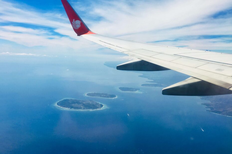 Flying to Lombok with Kids, watching over the Gili islands