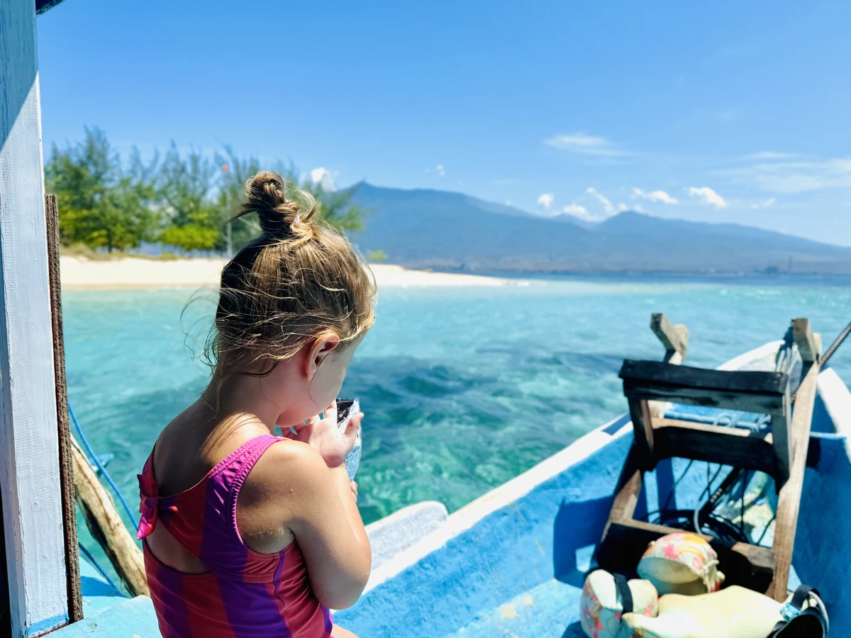 Kinderen op de boot, op weg naar Gili Kapal