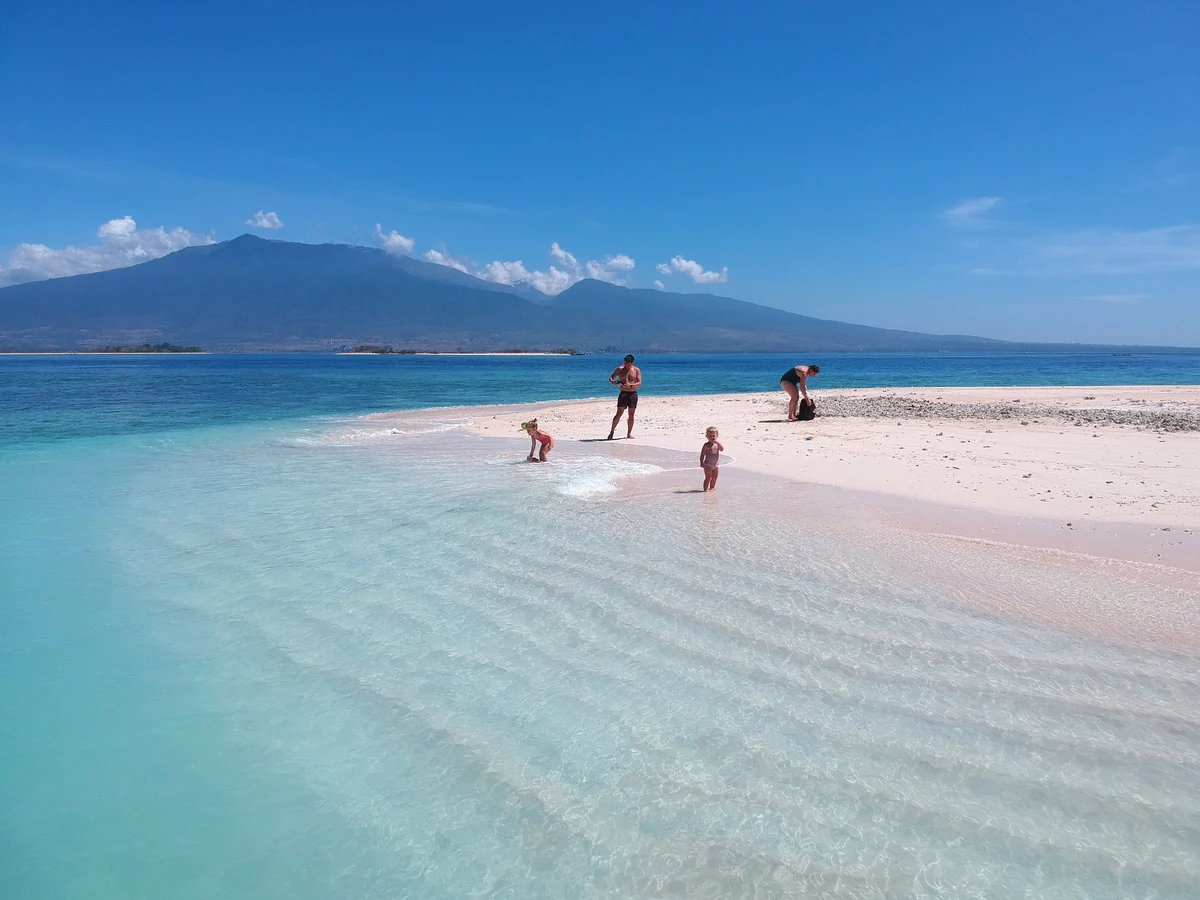 Familie bezoekt gili kondo, een van de secret gilis in Oost-Lombok