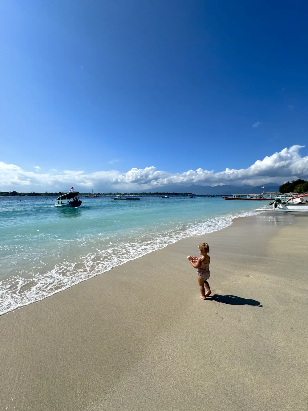 Kinderen spelen op het strand op de Gili-eilanden