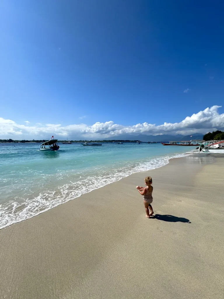 Kinderen spelen op het strand van de Gili eilanden in Lombok