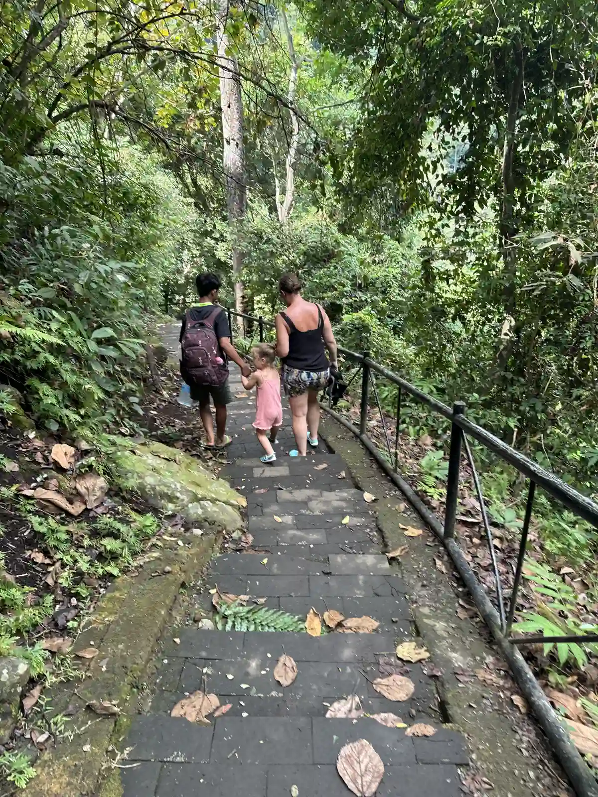 Onderweg naar Sendang Gile waterval met kinderen