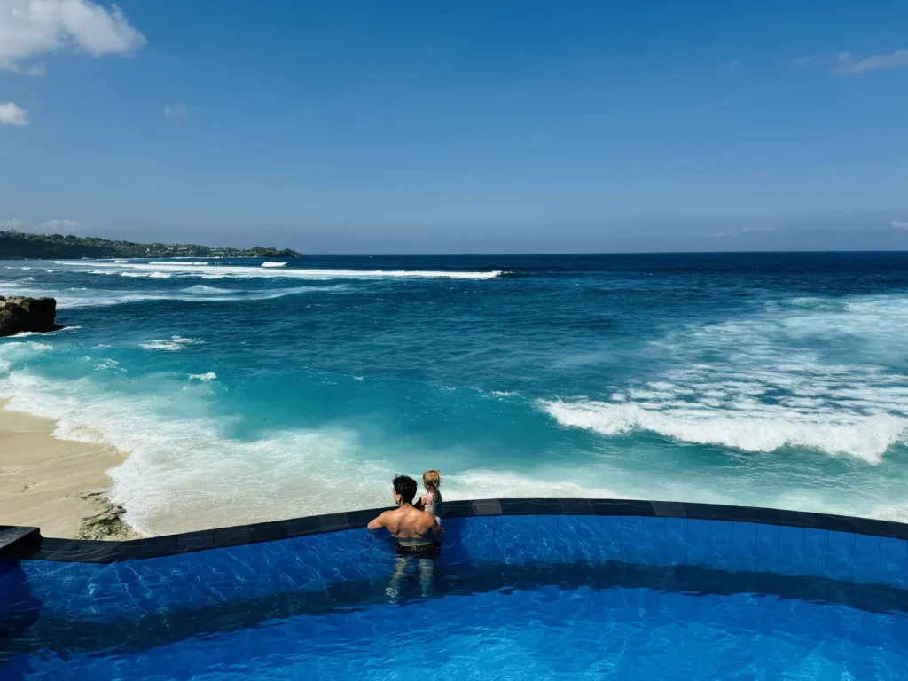 Enjoying Dreambeach on Nusa Lembongan with kids