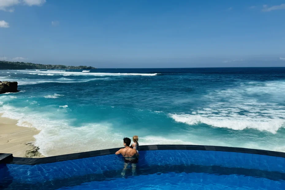 Enjoying Dreambeach on Nusa Lembongan with kids