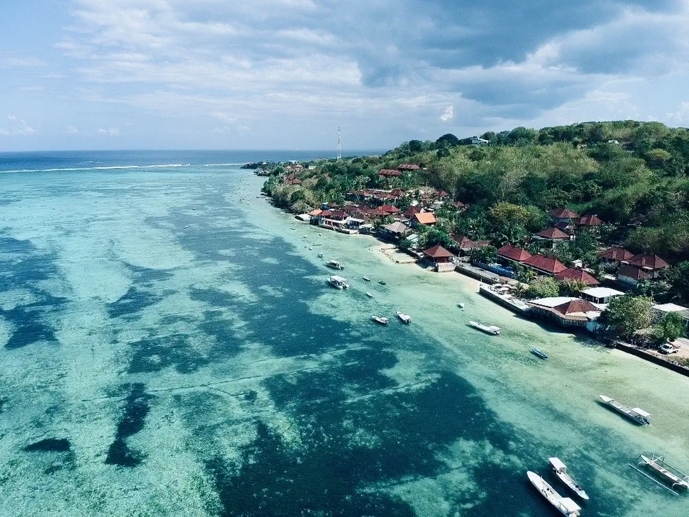 Foto met een drone van Nusa Lembongan tijdens een vakantie met kinderen