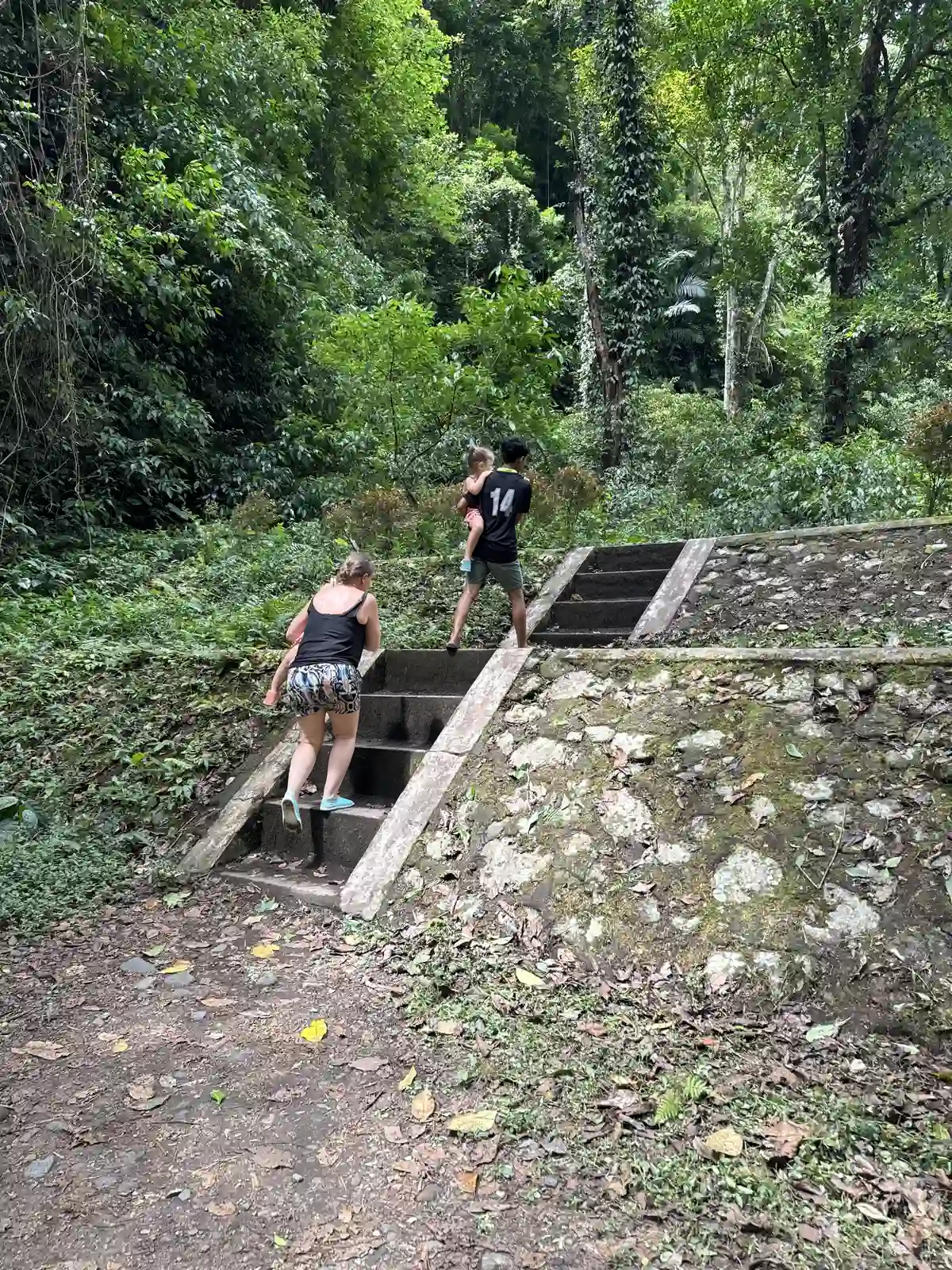 Lopen naar Tiu Kelep waterval met kinderen