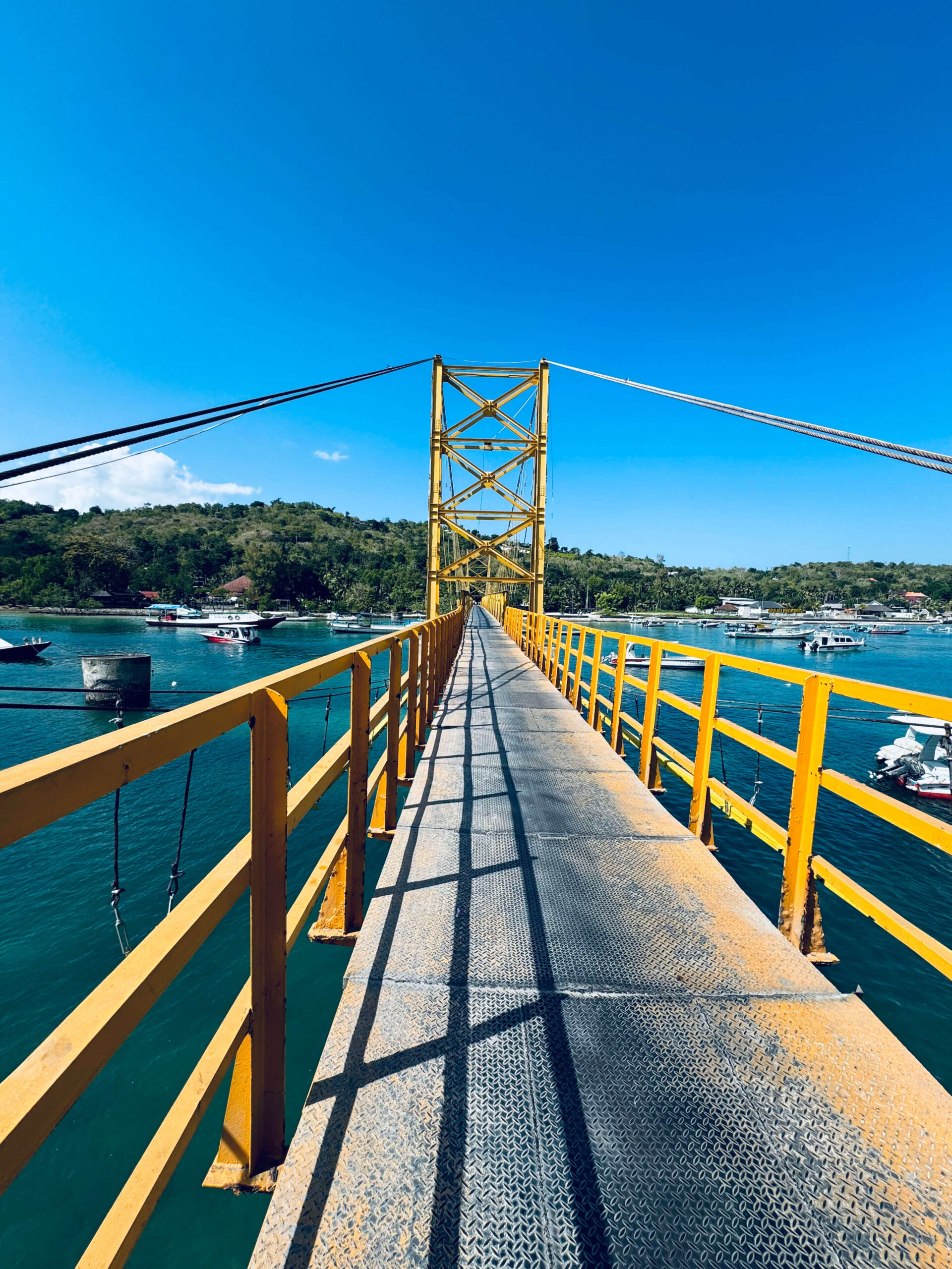 Oversteken yellow bridge met kinderen om naar nusa ceningan te komen vanaf nusa lembongan