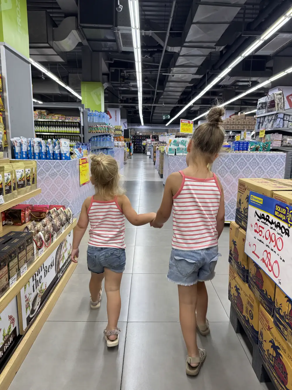 Boodschappen doen in Mataram voordat we naar de Gili's gaan met kinderen
