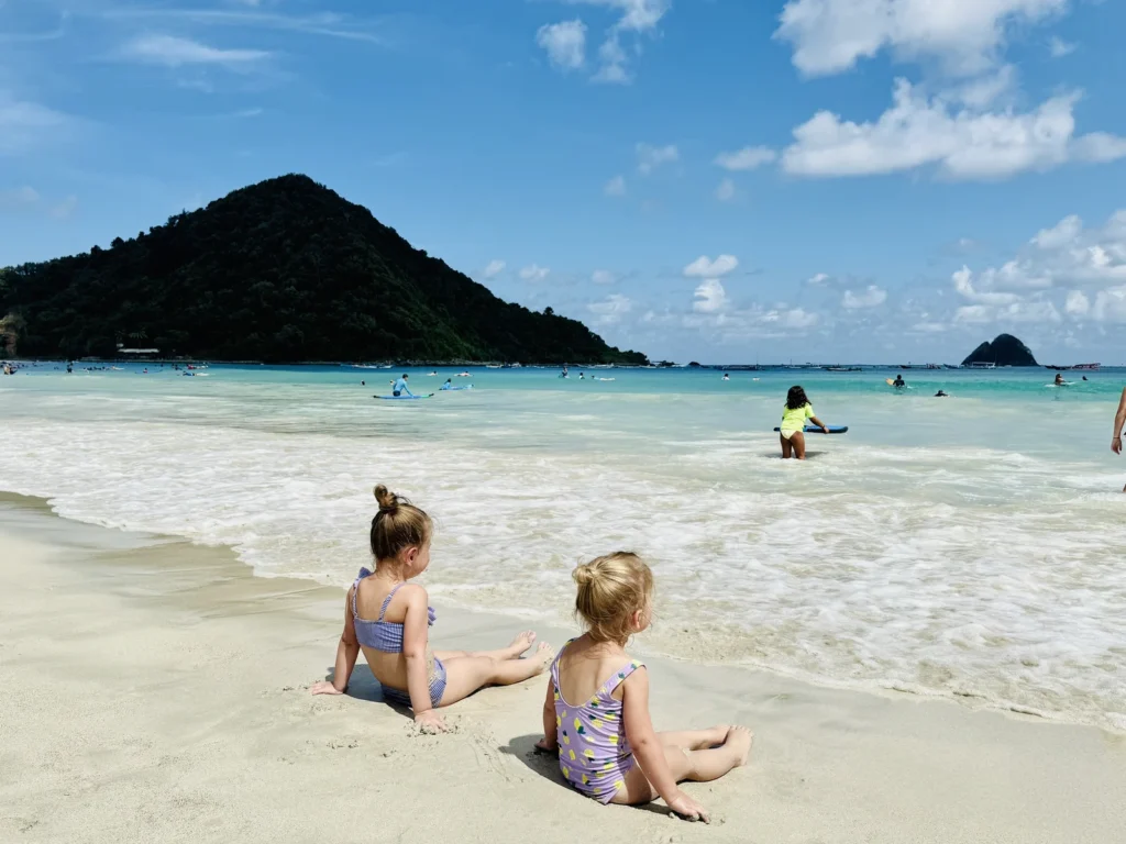 Kinderen spelen op het strand van Selong Belanak, Lombok