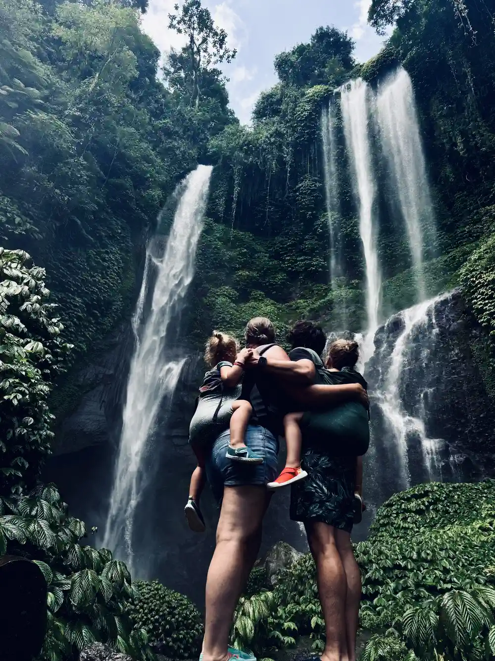 Familie bezoekt Sekumpul waterval met twee peuters