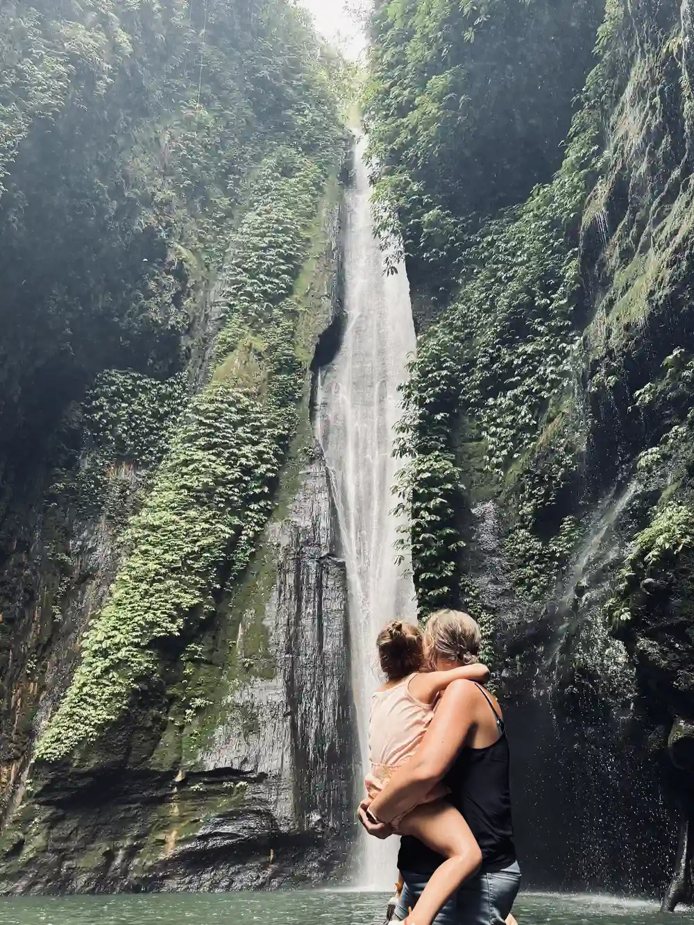 In het water bij Hidden waterval met kinderen