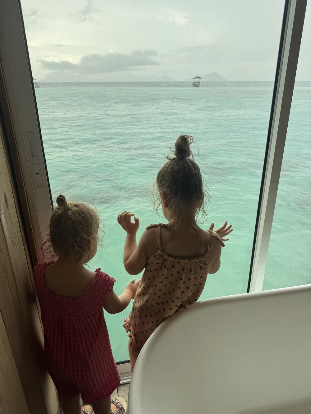 uitzicht vanaf een overwater resort in Semporna met kinderen