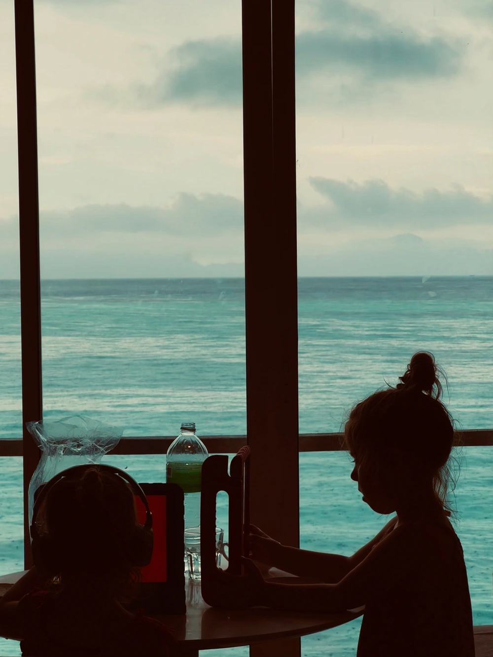 Uitzicht vanaf onze villa in een overwaterresort bij Semporna met kinderen