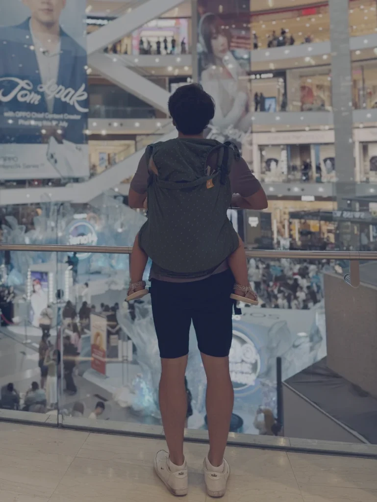 Met baby in draagzak in Kuala Lumpur