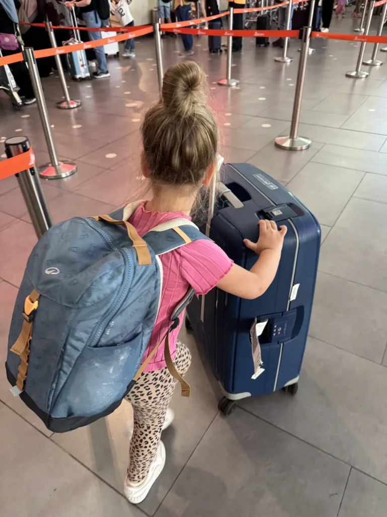 Wat meenemen naar Phuket met kinderen – familiebagage, comfort items, zwemspullen en gratis inpaklijst
