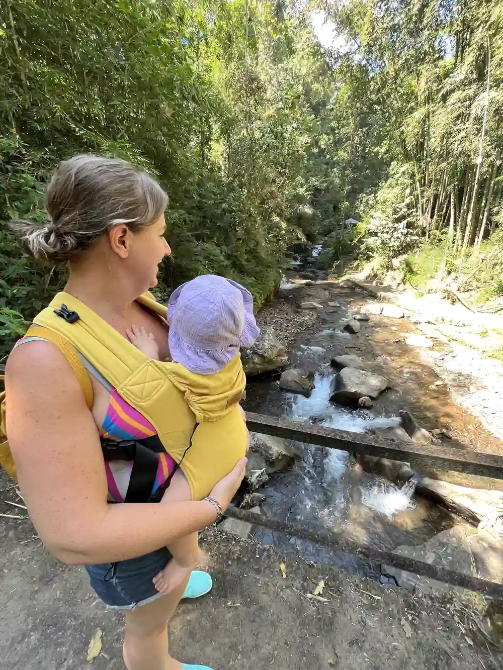 Vriendelijke locals zwaaien naar onze kinderen