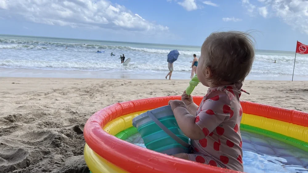 Opblaasbaar zwembadje voor op het strand in Bali voor kleine kinderen