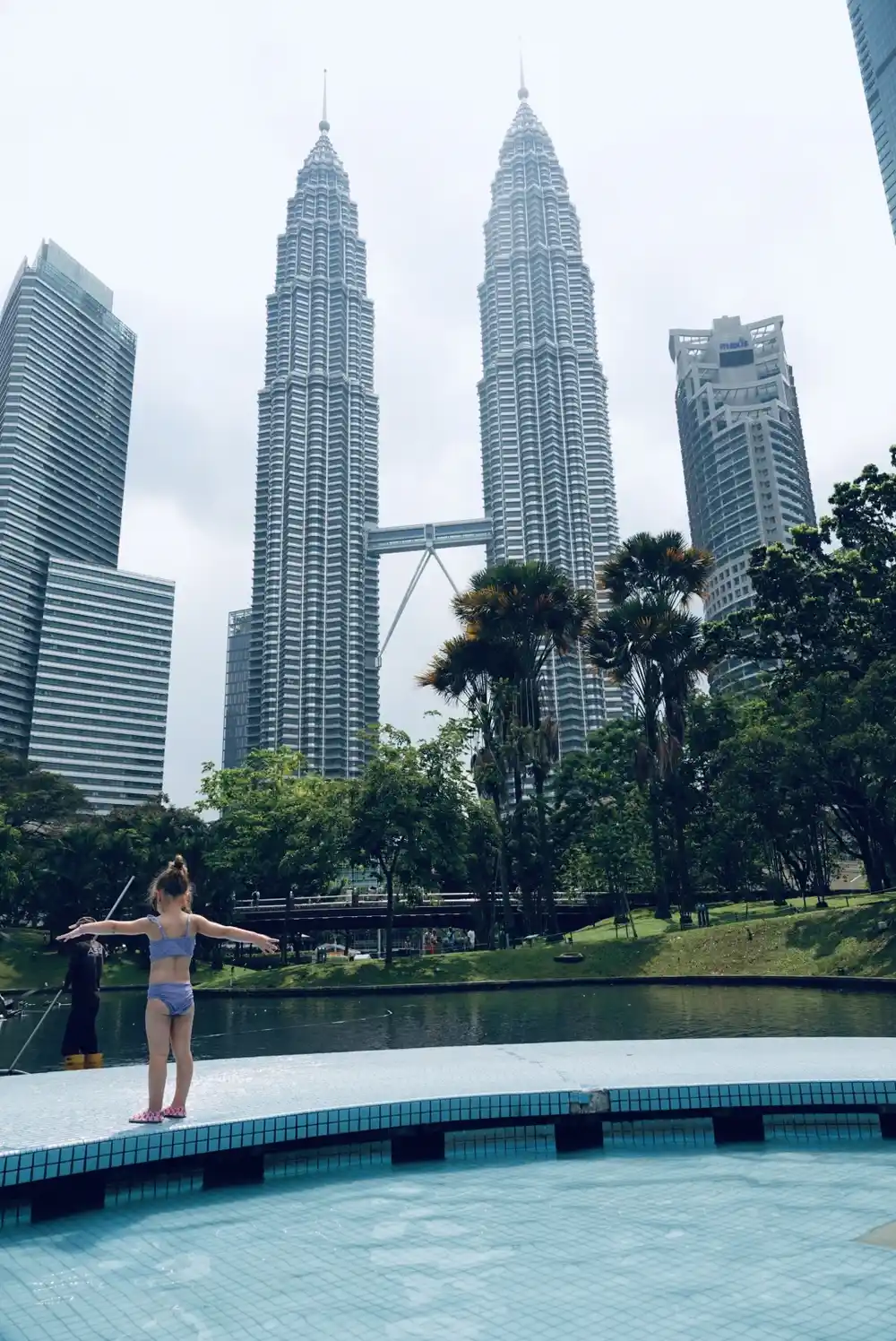 Uitzicht op de Petronas Towers vanuit KLCC Park met kinderen