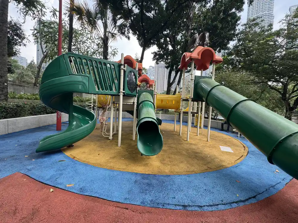 Plezier bij KLCC speeltuin met een peuter