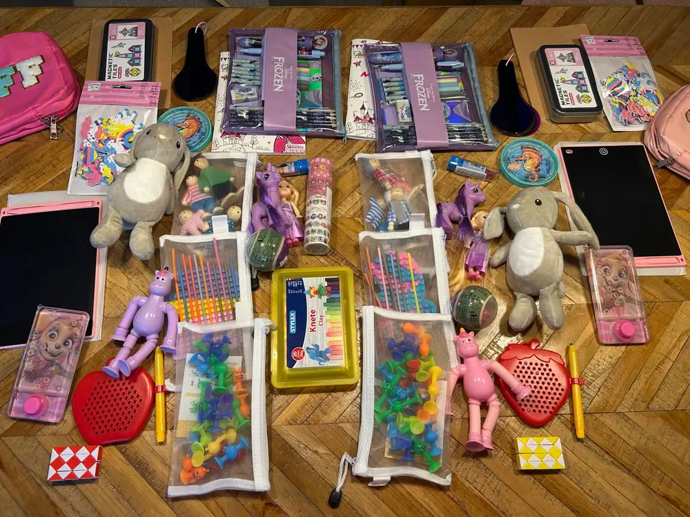 Neem wat kleine cadeautjes mee voor in het vliegtuig of lange boot- of autoritten.