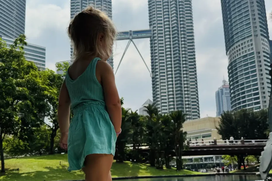 Kinderen genieten van KLCC Park en de Petronas torens in Kuala Lumopur