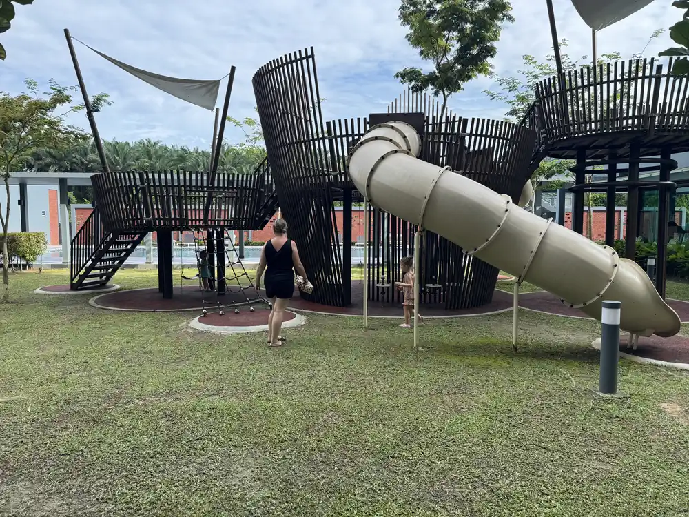 Kinderen spelen in de speeltuin bij ons appartement in Sandakan