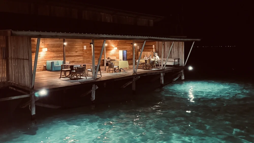 Avondeten met onze kinderen in het restaurants van ons resort bij Semporna